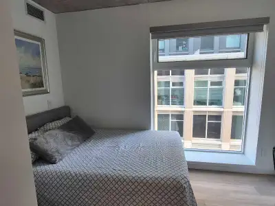 A private bedroom available in a modern 3-bedroom, 2-bathroom condo located at Bathurst St, Toronto...