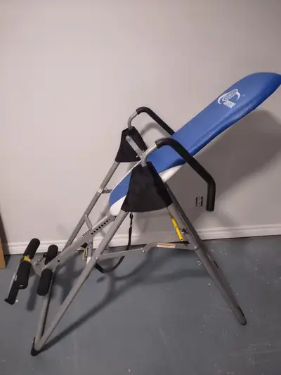 Table d’inversion en excellent état. Ajustable à la grandeur de l’utilisateur/trice. Peut limiter l’...