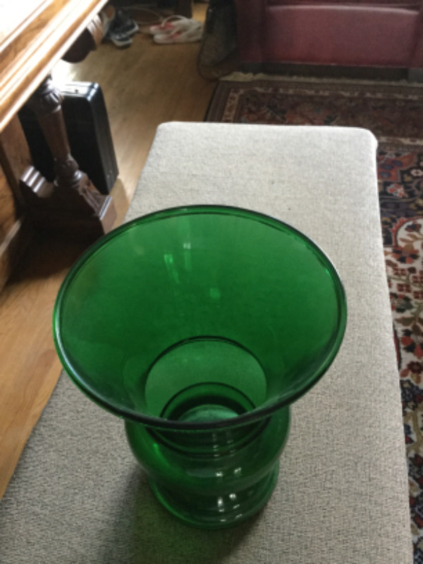 Mid century green glass vase in Arts & Collectibles in City of Toronto - Image 3