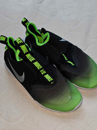 Nike youth boys sneakers size 7. 