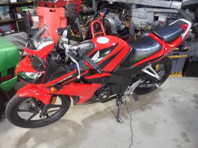 honda cbr 125 2007 , si tu veut une moto vraiment comme neuve pour moin cher q une electrique qui ne...
