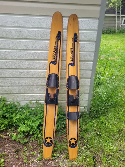 Water Skis 6"x 65 aprox. Nice wooden skis , great condition Starfire Ultra plus