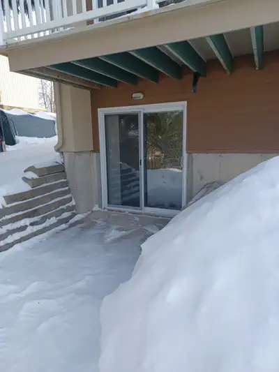 Beau 3 1/2 , demi-sous-sol avec porte patio,locker,non-chauffé,non-éclairé,stationnements déneigés,...