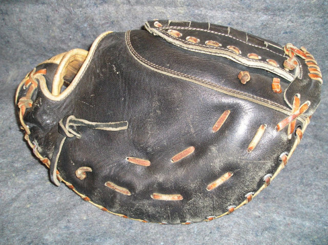Baseball Gloves, RIGHT HAND (RH)), 11 inches in Baseball & Softball in City of Toronto - Image 2