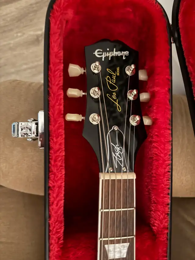 Epiphone “Slash Victoria” Les Paul w/ case  in Guitars in Kawartha Lakes - Image 5