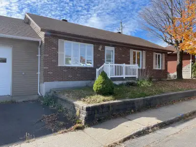 Réservée aux femmes. Chambre à louer mensuellement au centre-ville de Lévis près des centres commerc...