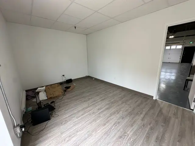 Small Bay Industrial - Warehouse Unit For-Lease in Commercial & Office Space for Rent in City of Toronto - Image 5