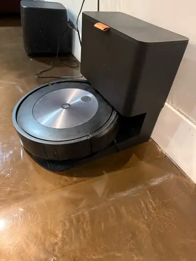 Roomba j7+ Roomba robot self emptying robot vacuum working great