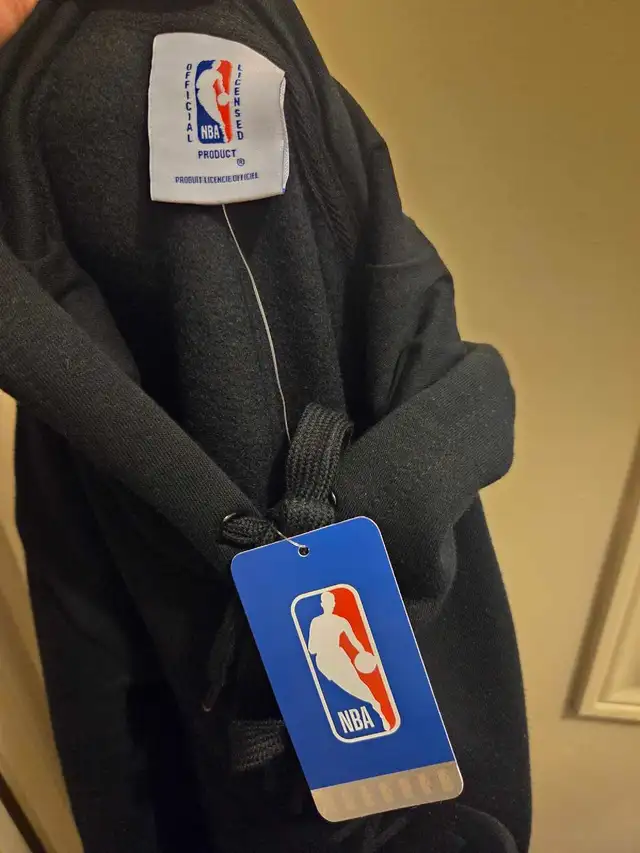 Toronto Raptors Pullover Hoodie (Brand New, Medium) in Men's in Mississauga / Peel Region - Image 7