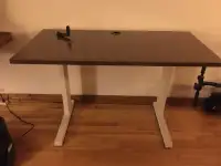 Manual height adjustable desk