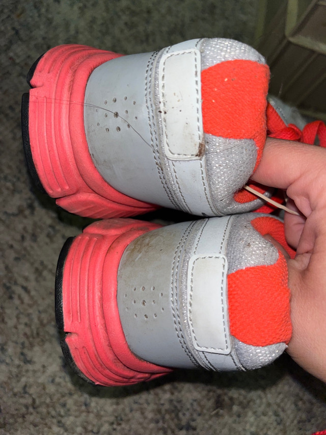 Nike sneakers/chaussures de sport rouge et gris  dans Autre  à Ville de Montréal - Image 3