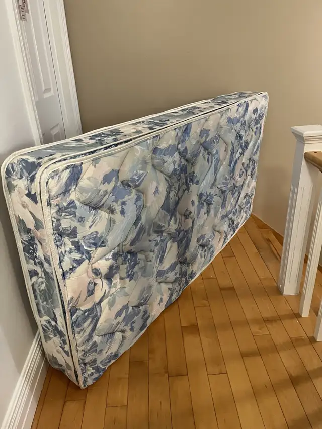 Matelas lit simple in Beds & Mattresses in Québec City - Image 3