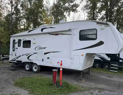 2010 cougar 5th wheel camper In excellent condition Perfect for couples. Couch does turn into a bed....