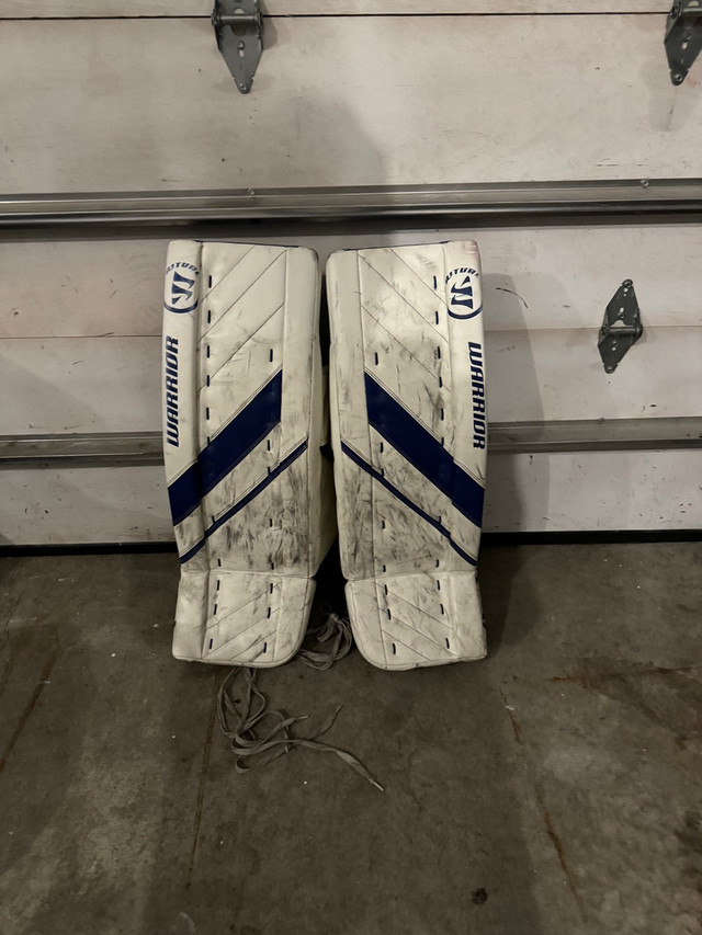 Goalie’s pads warrior r/g 4 int. Size 31+1 in Hockey in City of Toronto - Image 2