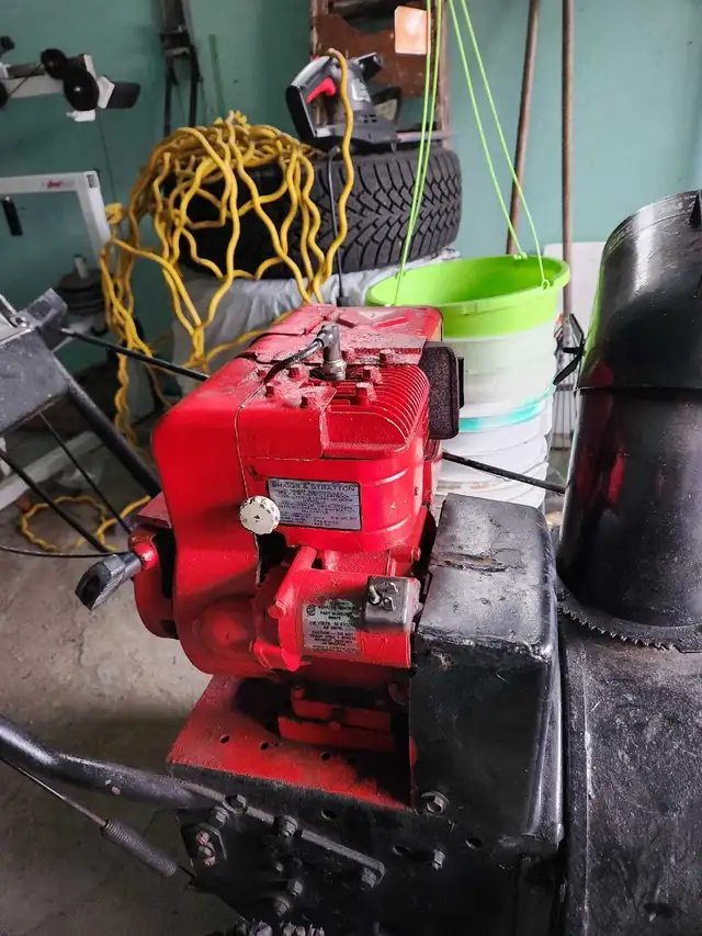 Briggs and Stratton snow blower in Snowblowers in Kitchener / Waterloo - Image 3