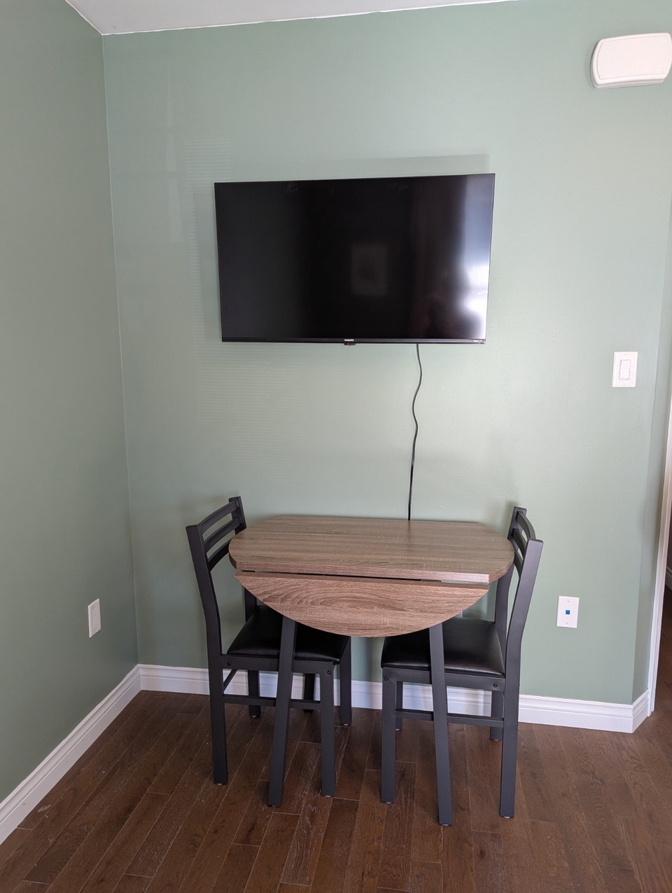 Cozy 1 bed all inclusive furnished downtown with parking 4