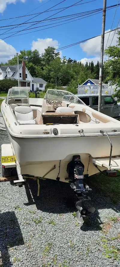 5.0 merc inboard Upholstery in Great Shape $6000 recently spent on motor Work done by Sunset Marine....