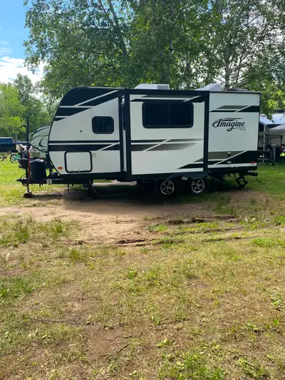 Impeccable prête à camper 4995 livres je laisse la vaisselle le poêle BBQ le support pour 2 vélos la...