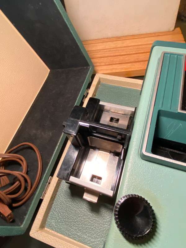 Vintage Kodak Readymatic 500 Slide Projector in Carrying Case . in Arts & Collectibles in Vancouver - Image 4