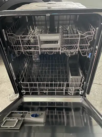 Vente lave-vaisselle kitchenAid propre en très bonne état sauf qu’il y a un des tuyaux qui fuit tuya...