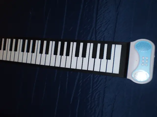 Electronic Yamaha Keyboard, with Bench, Stand  and Pedal in Pianos & Keyboards in City of Toronto - Image 11