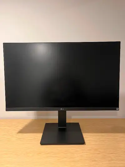 This is the 27BL650C-B model, which is discontinued by LG. It is an IPS panel that is in great condi...