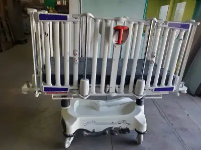 Stryker Cub FL19 Pediatric Rolling Crib. This hospital grade crib looks to be fully working and in n...