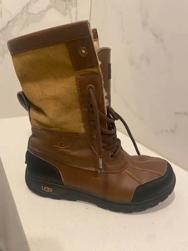 UGGS WINTER WATERPROOF BOOTS SIZE 4 in Kids & Youth in Markham / York Region - Image 3
