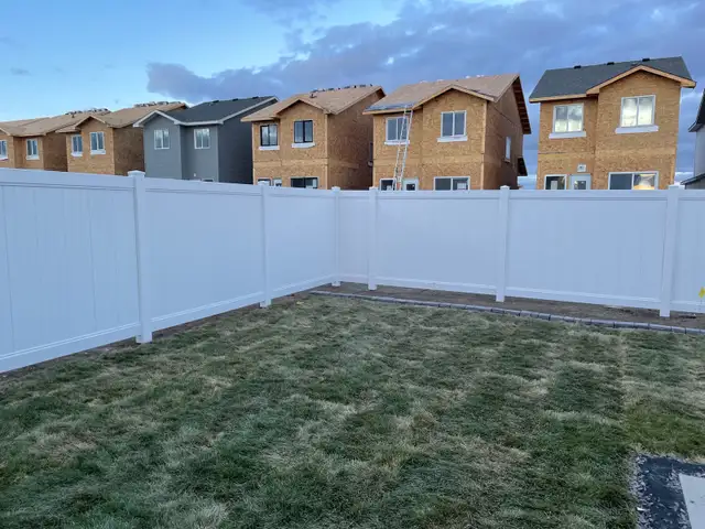vinyl fence spring sale  in Decks & Fences in Saskatoon - Image 4