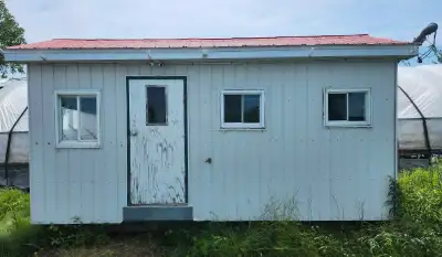 Mini maison de fabrication très robuste. Très bien isolée, 4 saisons. Aménagée pour un maximum de co...