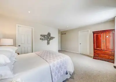 Master Bedroom for Rent - Available Jan 1st (Preferably Vegetarian) Spacious Master Bedroom availabl...