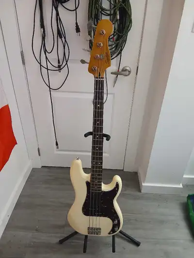 Fender Squire Vibe - Jazz and P Bass, View more