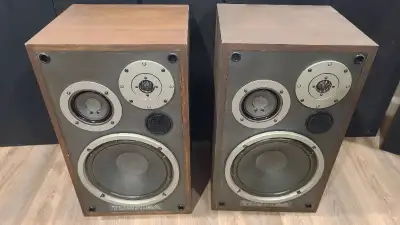 Great sound and shape 3 Way Speakers Wooden case Also known as Aurex SS-415W - Toshiba Corporation;...