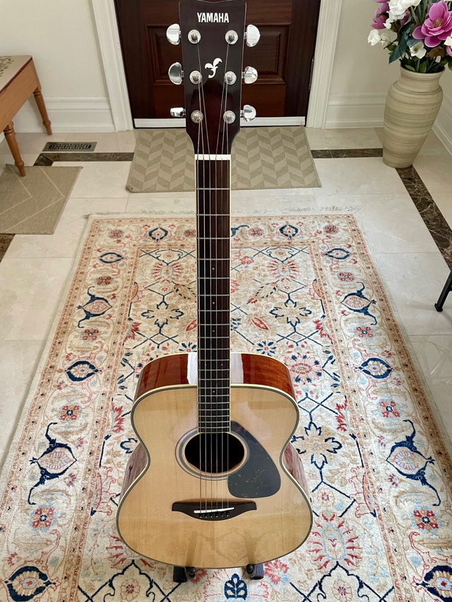 Yamaha FS820 Small Body Acoustic Guitar, Natural Guitars City of