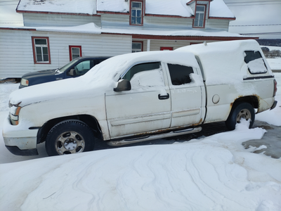 Pickup Chevrolet Silverado 2006, fonctionne bien, pas trop de rouille, model hybrid, vibration au ni...