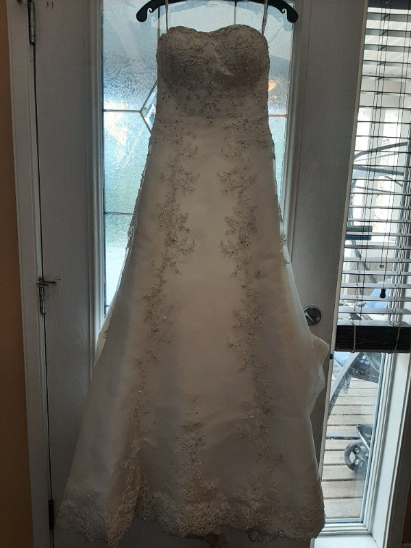 Wedding Dress-Ivory Lace with sparkle A-line in Wedding in Calgary - Image 2