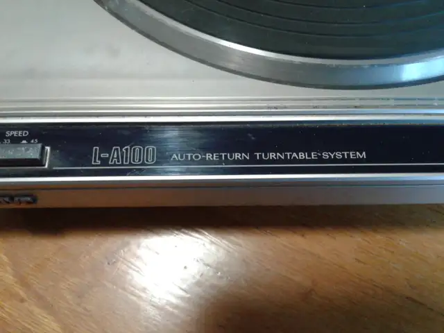 VINTAGE JVC L A100 TURNTABLE BEST OFFER in Stereo Systems & Home Theatre in Kawartha Lakes - Image 4