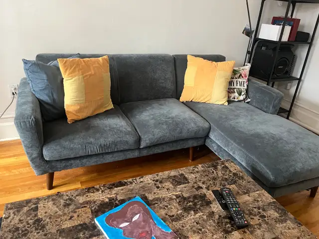 Sofa/Canapé L in Couches & Futons in City of Montréal - Image 4