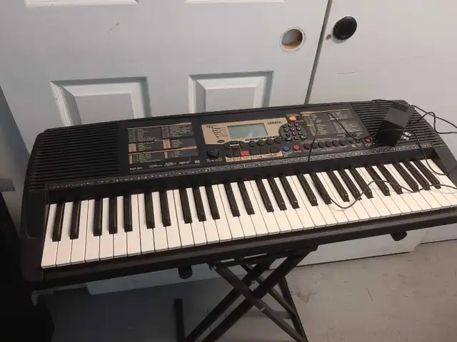Yamaha PSR-225 keyboard with power supply in Pianos & Keyboards in City of Montréal - Image 2