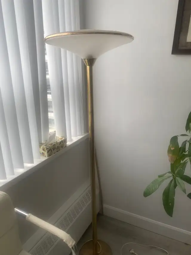 Mid century stand up brass lamp .works perfect ,5 feet7 in tall in Indoor Lighting & Fans in City of Toronto - Image 2