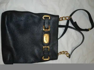 This black Michael Kors bag is a stylish accessory, perfect for everyday use. Featuring gold-tone ha...