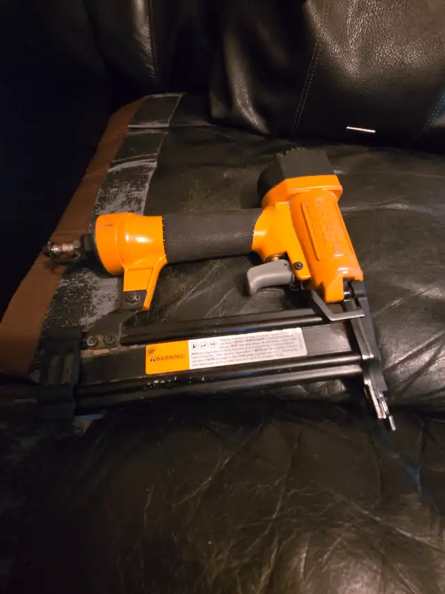 Bostich nail gun  SB2IN1 in Power Tools in St. Catharines - Image 2