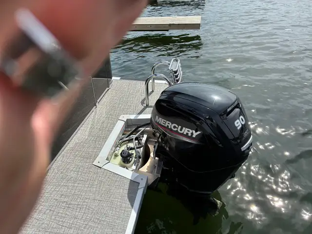 Legend Pontoon Q-Series in Powerboats & Motorboats in Barrie - Image 5