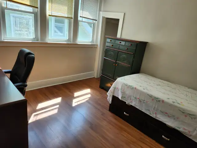 Room for rent available now, 5 min. walk to UoW-House sharing