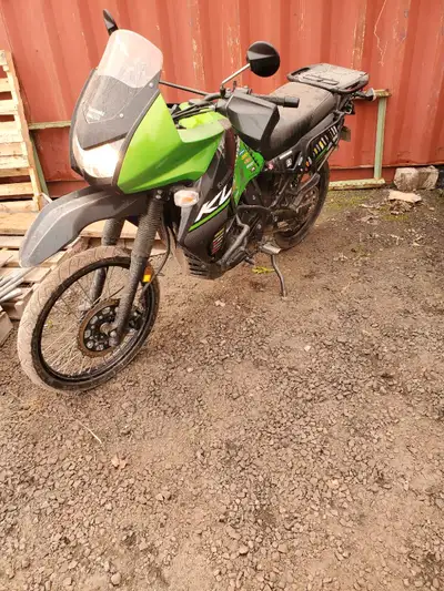 Motocyclette sur pneus de route. 650cc a carburateur. Mention VGA. Prêt à rouler. Batterie neuve.