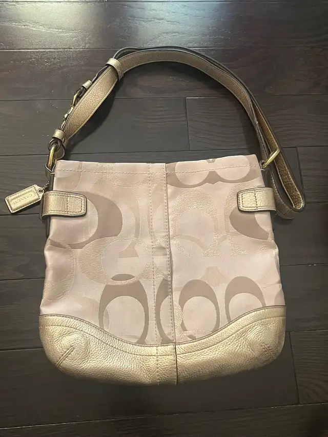 Coach Vintage monogram chain crossbody bag in Women's - Bags & Wallets in Mississauga / Peel Region - Image 4
