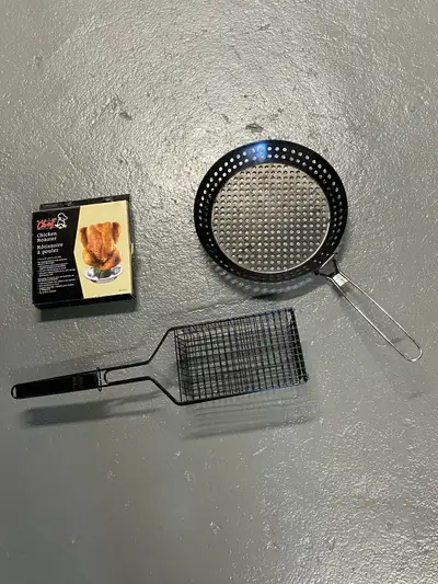 panier bbq ,$15,rack pour poulet a bière,$10, poêle à frire $10, View more