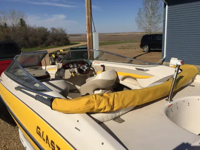 2000 Glastron GX 180 8 passenger Boat in Powerboats & Motorboats in Moose Jaw - Image 4