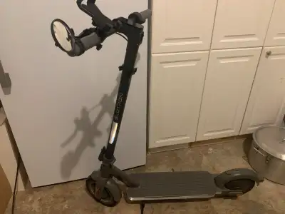Blutron electric scooter - used but it’s like new - goes 32 km - range 25 miles on full charge - com...