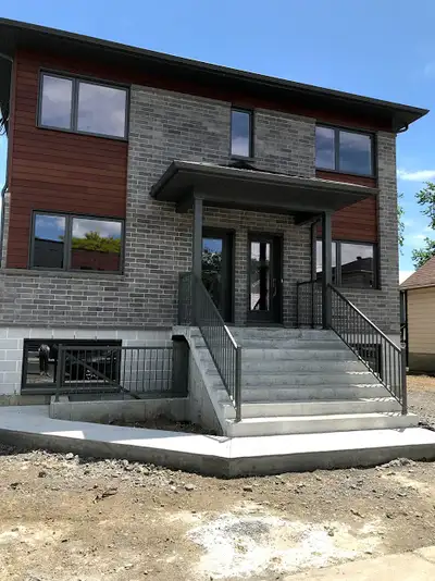 5 ½ Très bien situé 2 eme étage balcon Triplex construction 2020 : • Stationnement(s) • Air climatis...
